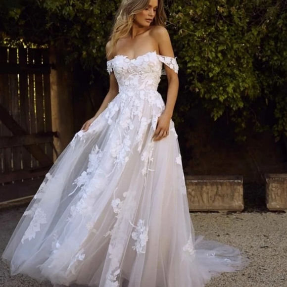 Wedding dress - Picture 1 of 5